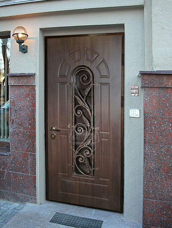 Входная стальная дверь Бастион-с Монолит с кованной решеткой отделка шпон